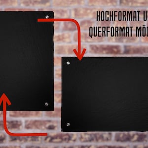Puede incluir: Dos letreros de pizarra negra con ganchos de metal plateado. Los letreros est&aacute;n colgados en una pared de ladrillo. El texto en el letrero dice "HOCHFORMAT UND QUERFORMAT M&Ouml;GLICH".