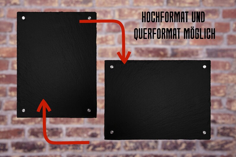 Puede incluir: Dos letreros de pizarra negra con ganchos de metal plateado. Los letreros est&aacute;n colgados en una pared de ladrillo. El texto en el letrero dice "HOCHFORMAT UND QUERFORMAT M&Ouml;GLICH".