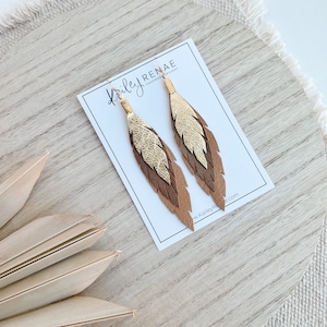 Boucles d&#39;oreilles plumes en cuir doré : bijoux tendance bohèmes superposés