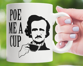 Puede incluir: Taza de cerámica blanca con una ilustración en blanco y negro de Edgar Allan Poe sosteniendo una taza. El texto "POE ME A CUP" está impreso en la taza.