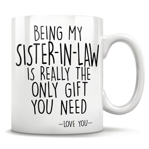 Puede incluir: Taza de caf&eacute; de cer&aacute;mica blanca con texto negro que dice "Ser mi cu&ntilde;ada es realmente el &uacute;nico regalo que necesitas -Te quiero-"