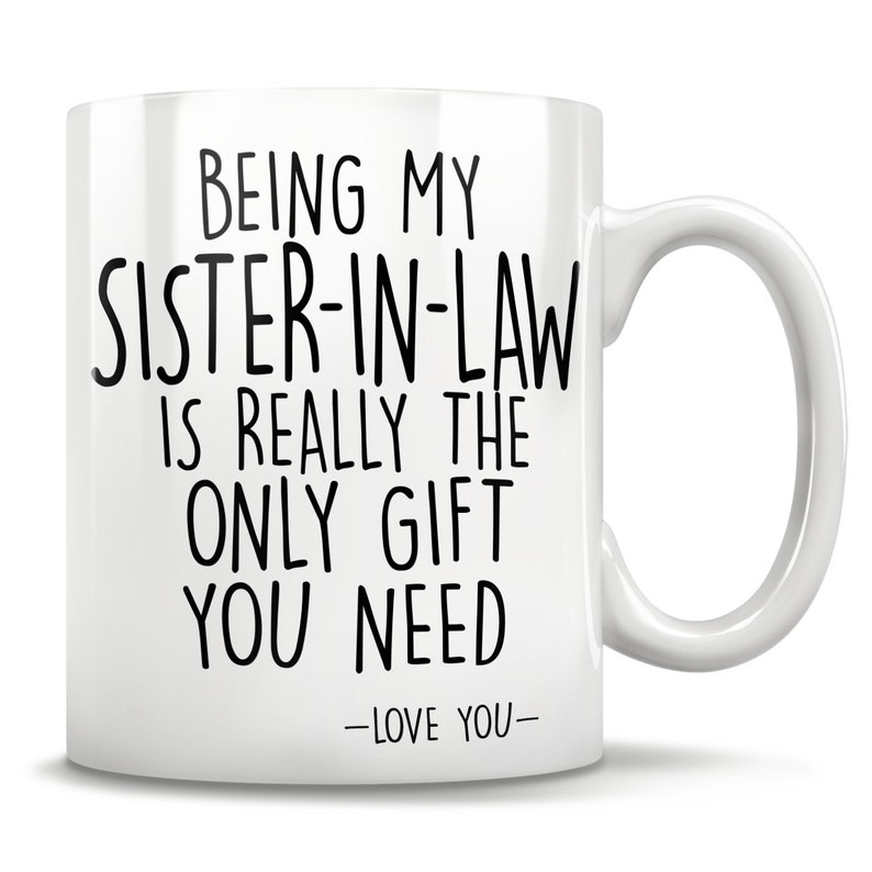 Puede incluir: Taza de caf&eacute; de cer&aacute;mica blanca con texto negro que dice "Ser mi cu&ntilde;ada es realmente el &uacute;nico regalo que necesitas -Te quiero-"