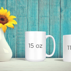 Puede incluir: Dos tazas de cer&aacute;mica blanca con texto negro. La taza m&aacute;s grande dice "15 oz" y la taza m&aacute;s peque&ntilde;a dice "11 oz".