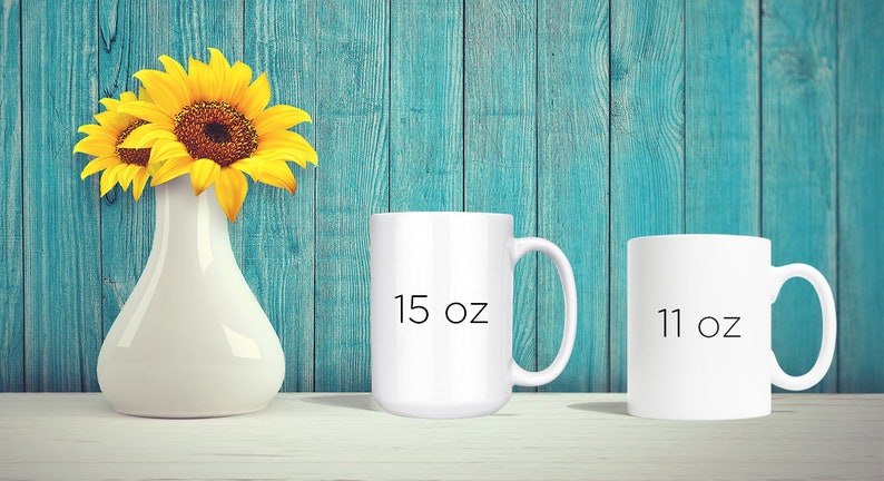 Puede incluir: Dos tazas de cer&aacute;mica blanca con texto negro. La taza m&aacute;s grande dice "15 oz" y la taza m&aacute;s peque&ntilde;a dice "11 oz".
