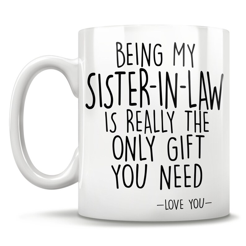 Puede incluir: Taza de caf&eacute; de cer&aacute;mica blanca con texto negro que dice "Ser mi cu&ntilde;ada es realmente el &uacute;nico regalo que necesitas -Te quiero-"