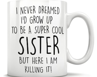 Puede incluir: Taza de café de cerámica blanca con texto negro que dice "Nunca soñé con crecer para ser una hermana súper genial, pero aquí estoy, ¡matándolo!"