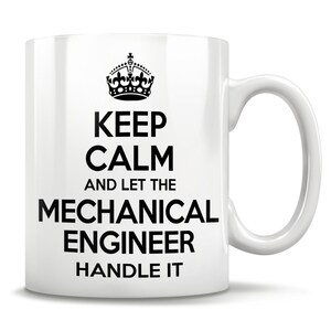 Può includere: Una tazza in ceramica bianca con una corona nera e il testo "Keep Calm and Let the Mechanical Engineer Handle It."