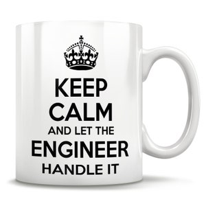 Könnte beinhalten: Eine weiße Keramiktasse mit einer schwarzen Krone und dem Text "Keep Calm and Let the Engineer Handle It."