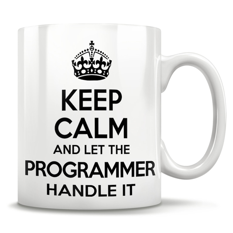 Op de afbeelding: Een witte keramische mok met een zwarte kroon en de tekst "Keep Calm and Let the Programmer Handle It."