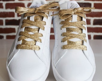 Basket matelassé à écusson blanche à lacet doré – Sandrillonchaussures