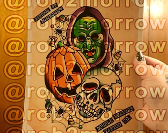以下が含まれることがあります： ハロウィーンをテーマにしたタトゥーのデザイン。彫刻されたカボチャ、緑色の魔女、そして骸骨が描かれています。アートワークには、キャンディーコーン、クモ、そして「TATTOOS BY ROB2MORROW」と「DOUBLE FEATURE TATTOO CO.」の文字が含まれています。