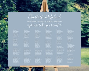 Pode incluir: Um diagrama de lugares de casamento azul claro com texto branco. O diagrama é intitulado "Charlotte & Michael" e lista os nomes dos convidados sob letras do alfabeto. O texto na parte inferior diz "Thisisnotime Designs".