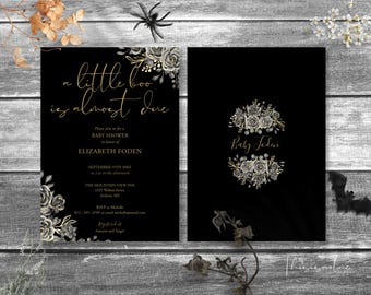 Könnte beinhalten: Schwarze Babyparty-Einladung mit goldenem Schriftzug "a little boo is almost due". Die Einladung enthält florale Akzente und Veranstaltungsdetails. Die Rückseite der Einladung trägt den Text "Baby Today" mit floralen Akzenten.