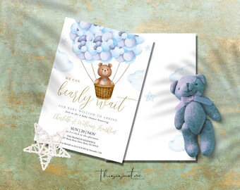 Puede incluir: Una invitación a una fiesta de bienvenida al bebé con una ilustración de acuarela de un osito de peluche en un globo aerostático hecho de globos azules y morados. El texto de la invitación dice: "We can barely wait for baby William to arrive. Join us for a baby shower honouring Charlotte & William Funkhouser. Sun | 20 | Nov at 3 o'clock in the afternoon. The Franklin Residence 247 Rocky River Drive, Reno, NV 89521"