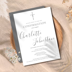 Puede incluir: Una tarjeta blanca con un borde gris, que presenta una cruz en la parte superior y el texto "PLEASE JOIN US FOR THE CONFIRMATION of our daughter Charlotte Johnston". La tarjeta también incluye la fecha, la hora y la ubicación del evento, así como la información de RSVP.