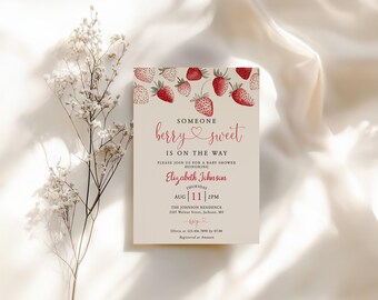 Puede incluir: Invitación a un baby shower con fondo crema y texto rojo. La invitación dice "Someone berry sweet is on the way" con ilustraciones de fresas. La invitación incluye la fecha, hora y lugar.