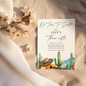 Puede incluir: Una invitación a una fiesta con el texto "No Time To Siesta, It's Lily's Three-ista". La invitación presenta una ilustración en acuarela de cactus, un sombrero y una guitarra. El fondo es de color crema.