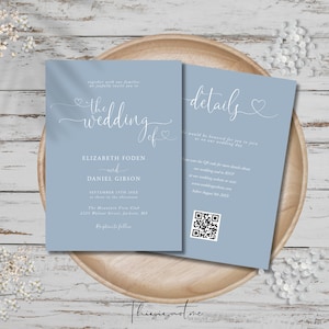 Op de afbeelding: Een lichtblauwe huwelijksuitnodiging met witte tekst. De uitnodiging luidt "de bruiloft van Elizabeth Foden en Daniel Gibson" en bevat de datum, tijd en locatie van de bruiloft. De uitnodiging bevat ook een QR-code voor gasten om hun aanwezigheid te bevestigen.