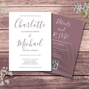 Pode incluir: Convite de casamento com fundo branco e borda rosa. O convite diz "Charlotte & Michael" com a data e o local do casamento. O cartão RSVP é rosa sólido com texto branco.