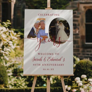 Puede incluir: Un letrero blanco sobre un caballete de madera, que celebra un 40 aniversario. El letrero presenta fotos de la pareja y el texto "Celebrating 40 years" y "Welcome to Sarah & Edward's 40th Anniversary".