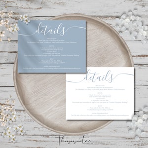 Modelo de cartão de detalhes de casamento azul-poeira da SIGNATURE, cartão de detalhes com escrita moderna, cartão de convite editável, cartão de detalhes de casamento