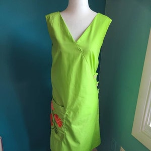 Size medium/ size Large, 1960s vintage dress, embroidered, house dress, dress with pockets, lime green, spring, volup vintage