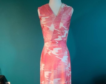 Vintage novelty print maxi, size xs, 70s maxi dress, boho maxi dress, bird print dress, pink maxi dress, v neck, a line, swans, romantic