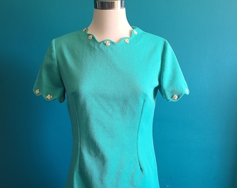 Size medium/ Vintage mini dress, 1960s micro mini dress, scalloped collar, mod mini dress, 1970s, pastel green, vintage tunic