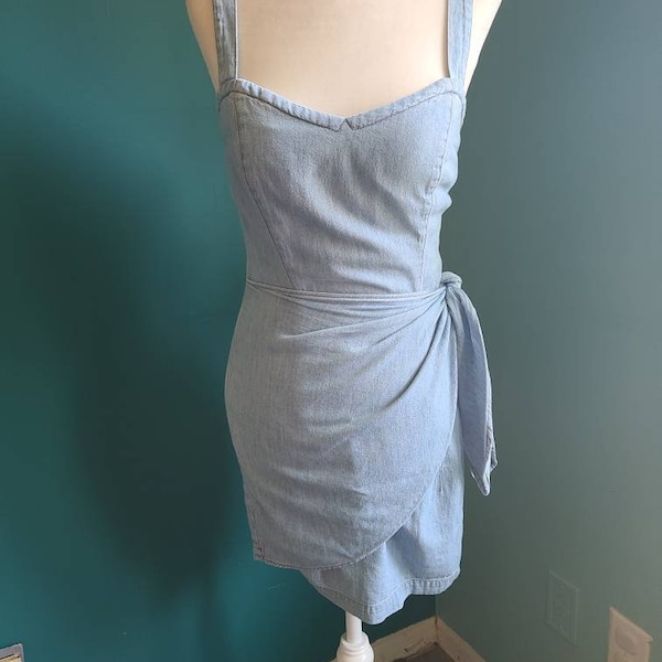 Size small/ Vintage 1990s chambray Guess Jeans dress, mini dress, bodycon, y2k, 80s, club wear, pinafore, denim dress