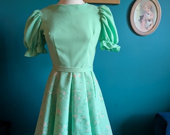 Women's vintage 60s 70s green mini dress with floral print size small mod boho
