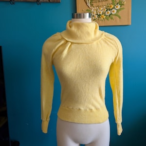 Women&#39;s Vintage Butter Pale Yellow turtleneck sweater pastel size small
