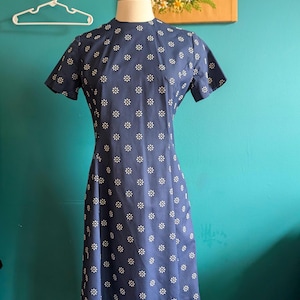 Women&#39;s Vintage Dress 1960s size small medium flocked daisy print sheath dress