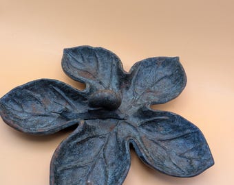 Vintage Schmuckschale aus japanischem Gusseisen aus den 60er Jahren, unterteilt, mit Blattmotiv und Schnecken-/Insektenmotiv.