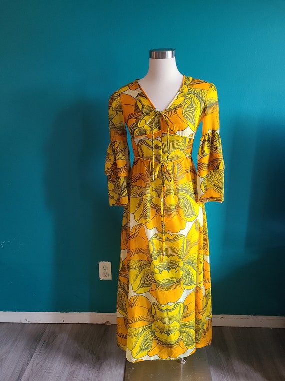 Size xs/ womens vintage 1970s bell sleeve dress, a