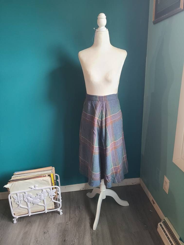 Size large/ Vintage wool skirt, vintage plaid skirt, a line skirt, midi skirt, 1970s skirt, pastel, purple, gray