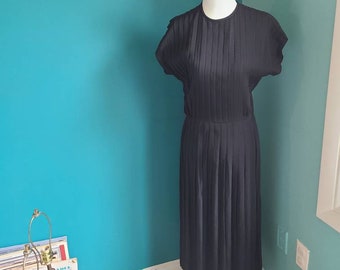 Size medium / Vintage dress, 1940s pleated dress, 1950s, cold rayon pleated black dress, little black dress, a line, rockabilly, pinup