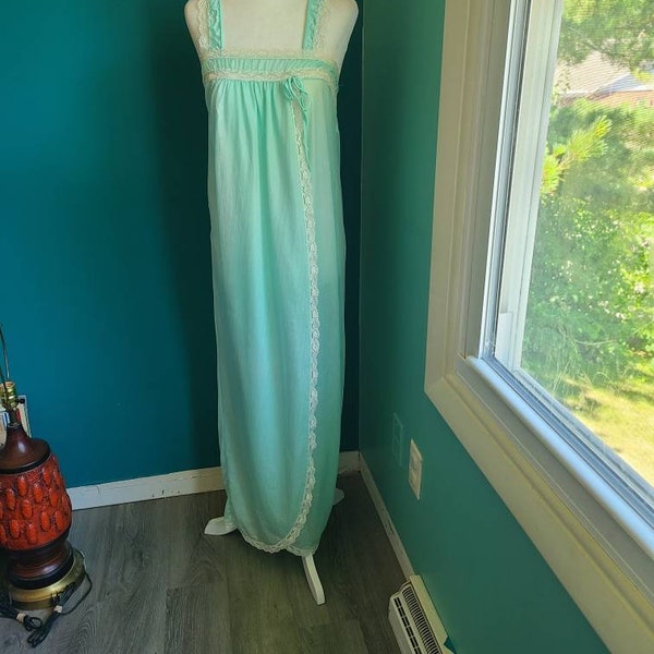 Size small xs/ Vintage lingerie, 1980s lingerie, slip, nightgown, flyaway lingerie, mint green, lace, pastel