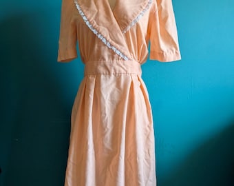 Women's Vintage Dress 1980s medium lace collar pastel sheath dress