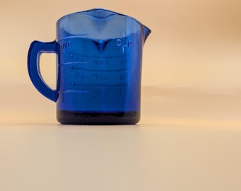 Antiker Messbecher aus kobaltblauem Glas mit drei Ausgießern, 8 oz (1 Tasse), Pressglas