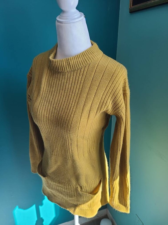 Size MEDIUM/  Vintage 1960s mod tunic sweater, mic