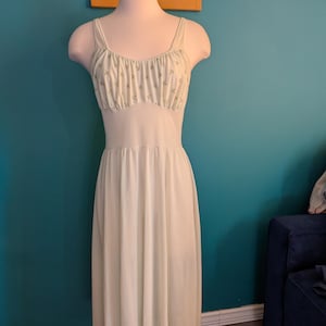 Women&#39;s Vintage nylon Slip Lace pastel green Size 38 medium 50s 60s lingerie