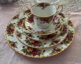 【 】オルゴール　old country rose Amazon.com | Old Country Roses 3 Piece Set (Teacup, Saucer