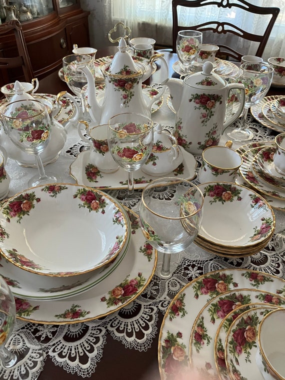 Royal albert Old Country Roses Gravy boat and plate (DEB) Royal albert Old Country Roses Gravy boat and plate (DEB)