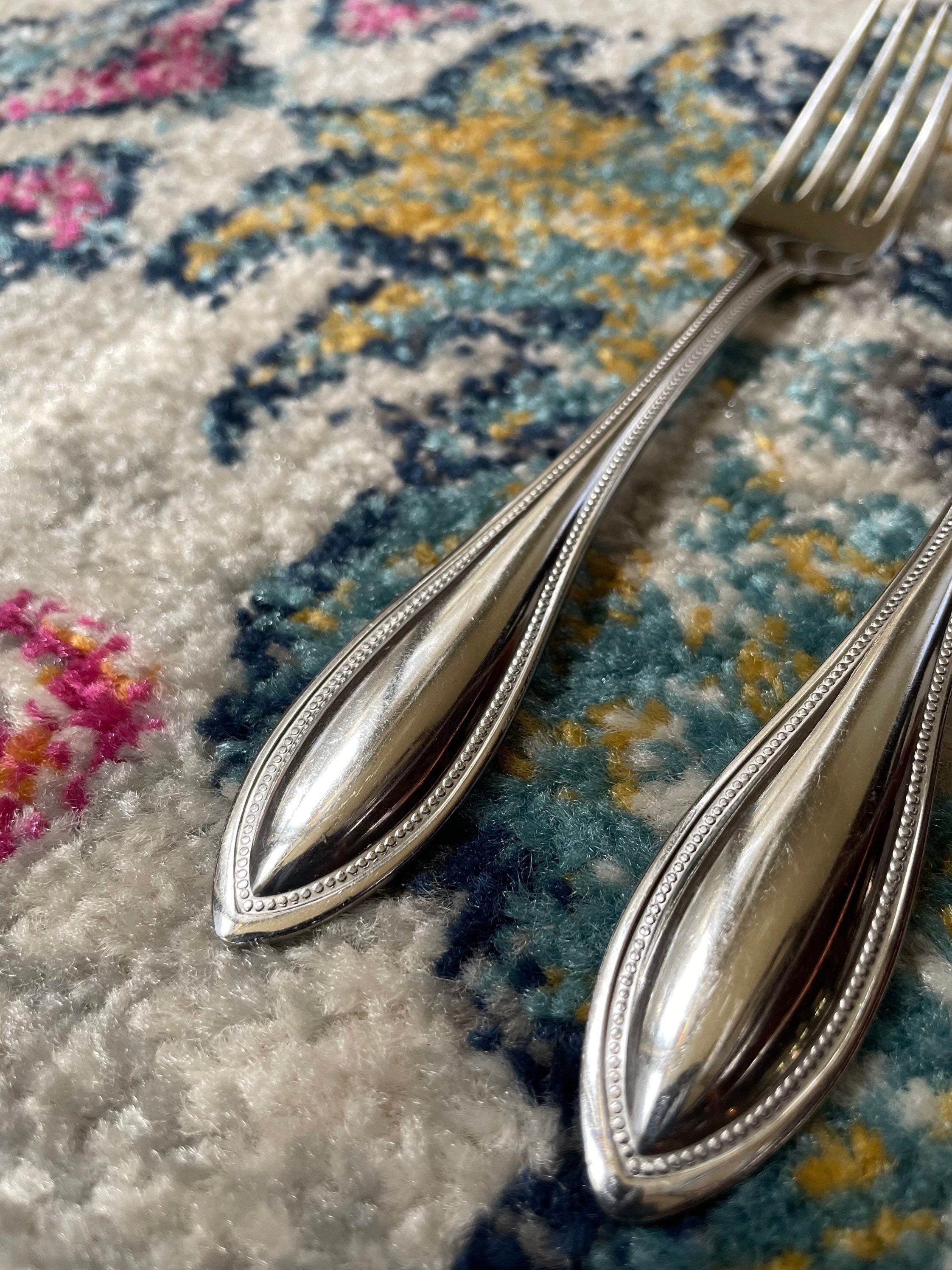 Oneida Arbor-American Harmony Stainless Steel Flatware Set - Traditional Beaded Outline