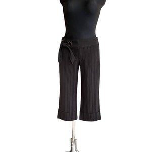 Vintage capri negro pantalones de mujer pantalones recortados con puños a rayas detalle de cintura atado con cinta tamaño 2 Caché imagen 1