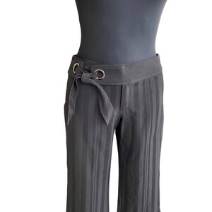 Vintage capri negro pantalones de mujer pantalones recortados con puños a rayas detalle de cintura atado con cinta tamaño 2 Caché imagen 2