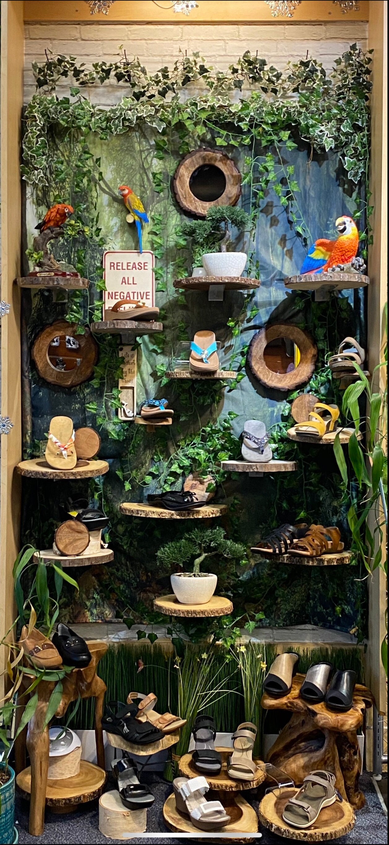 Présentoir mural à lattes pour vente au détail : étagères, miroirs et accessoires en bois naturel
