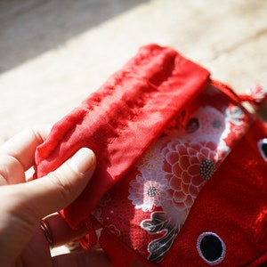 Porte monnaie poisson rouge asiatique en soie et cotton pochet telephone portable, petite sac à cordon image 2