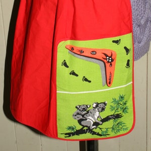 Vintage Busy Bee Apron - Con tela de impresión aborigen y etiqueta de cartón original.