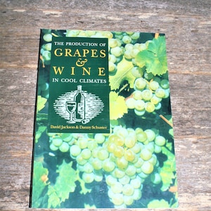 La producción de uvas y vino en climas fríos, por David Jackson y Danny Schuster (libro de bolsillo de 2001)